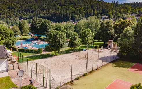 Blick auf das Volleyball-Feld